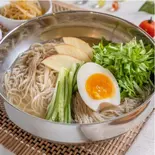 ハリハリ冷麺 korean cold noodles with mizuna（韓国冷麺専門店良家）