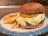 227gパイナップルチーズPINEAPPLE CHEESE BURGERフレンチフライSサイズ付き With French fries S size（BURGERLION MEAT CRUSADERS）