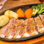 粗挽きペッパーのガーリックソースステーキ【140g】 Sirloin Steak with Pepper & Garlic Sauce(RajaVetta 池尻店)