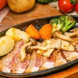 キノコ入りガーリック醤油ステーキ【140g】 Sirloin Steak with Garlic Soy Sauce with Mushrooms(RajaVetta 池尻店)