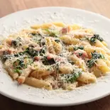 ベーコンとほうれん草のクリームペンネ（BISTRO LIBERTY UMEDA）