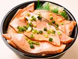 71 炙りサーモン丼（魚丼 平尾二丁目店）