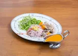 豚肉と白いんげん豆の白ワイン煮込みごはんのあいがけ（コマグラ カフェ）