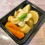 おばあちゃんちの煮物【気まぐれ菜】（おかずと弁当の店 菜や）