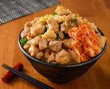キムチガリバタ鶏丼大盛 Large Portion of Kimchi and Garlic Butter Chicken Rice Bowl（アサイーボウルが旨い店！レッドチリ）