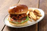 chili burger チリバーガー 【フレンチフライ付】(ARMS TAKEOUT & DELIVERY)