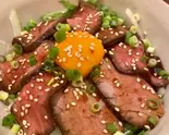 ローストビーフ丼/Roast Beef Rice Bowl（アジアンキッチン＆バル 月のあかり）