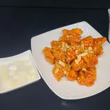 辛口ヤンニョムチキンハーフ(骨なし)(大根ピクルス付き)（焼肉韓国料理 東大門）