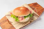 ベーコンレタスクリームチーズ ベーグルサンド（4TH STREET BAGEL）