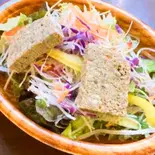 豚肉の自家製パテ 季節野菜サラダ(トラットリア シェ ラパン)