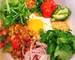 ガパオサラダ丼（パクチリ）