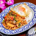 ガイ・パッ・バイカパオ Gai Pad Bai Gra Prow (Thai Basil Chicken and Fried Rice)（タイ屋台居酒屋 ガムランディー）