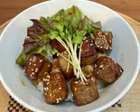 サイコロステーキ丼（大阪ハラルラーメン EMINA）