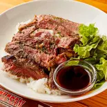 特製ビーフステーキ丼(バー&ダイニング アンクルサム)