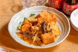 家常豆腐 (揚げ豆腐辛子炒め)Fried tofu and Sichuan chili peppers（円山飯店 神戸三宮店）