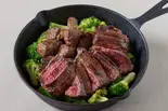【食べ比べ】2種相盛りステーキ(赤身肉100g ＆ ハラミ100g)とブロッコリー200g Steak Combo ＆ Broccoli（ワイルドステーキ＆ジム飯 ブロビー 東別院店）