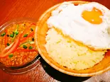 キーマカレー丼(目玉焼き乗せ)	Keema curry bowl (fried egg on top)（インドカレー丼の美味しいお店。印度カレー食堂 水道橋店）