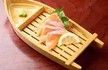 サーモン刺身（立喰い寿司＆BAR鮨處八千代 四ツ谷店）