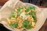 サワーとクリームとスイートチリソースのフライドポテト(パクチーのせ)（串あげ 上々）