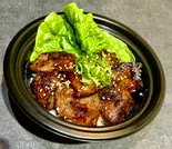 赤身丼（鶏と牛の焼肉店 五分五分）