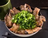 カルビ塩ネギ盛り丼 Kalbi with Green Onion and Salt Rice Bowl（大阪焼肉丼せんば 栄店）