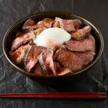 温玉のせ厚切りローストビーフ丼 肉200g（厚切りローストビーフ丼しか勝たん）