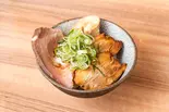 チャーシュー丼（【月曜は「進化論」】らぁ麺Nii ※毎週月曜は二毛作ブランド『Nii 進化論』にて掲載中）