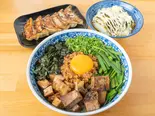 台湾まぜそばと高菜マヨ丼 餃子セット（吉岡マグロ節センター）