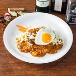 目玉焼きチーズカレー（カレーとクラフトビール・ロンロン）
