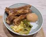 スペアリブの醤油煮込み丼 酱大排骨盖饭（The Family 麻辣大学 ららテラス HARUMI FLAG店）