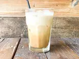 アイスキャラメルマキアート Iced Caramel Macchiato（BONDI COFFEE SANDWICES KOMAZAWA）