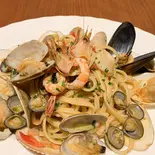 新鮮な魚介類とフレッシュトマトソース（Osteria Furbo）
