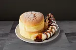 チョコバナナホイップスフレパンケーキ(2個付き) Chocolate Banana Souffle Pancake(至福の贅沢「恋するクレープ」 亀有店)