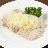 蒸し鶏のネギソース Steamed Chicken with Spring Onion Sauce(星宿飯店)