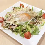 チーズたっぷり温玉シーザーサラダ（和牛と海鮮浜焼き うしQかきQ）