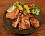 New・皮なし鶏モモ肉のピリ辛スパイシーグリルチキン+サーモン Spicy grilled Chicken Thigh + Salmon(筋肉食堂 銀座コリドー店)