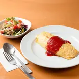 オムライス(ケチャップ) サラダセット（【オムライスの名店】ビストロ ウッフ）