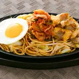 ホルモンキムチ目玉焼きそば(鉄板やきそば 名古屋店)