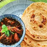 家庭豚肉カレー +パラタ(1)+ライス(小盛り) セット（マーグル）