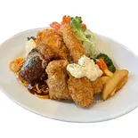 最強のメガミックスフライプレート（【menu限定価格商品あり】カリーWEST百名店2020 いずみバーグ 御幣島店）