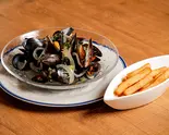 Moules ムール貝のワイン蒸し フレンチフライ添え（Le Parisien）