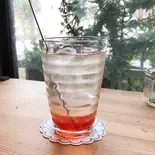 いちごとハーブの自家製酵素シロップドリンク(ソーダ割り)（ひよこのカフェハウス）