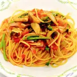 きのことベーコンのトマトソースのスパゲティ（ヘルシーハット）