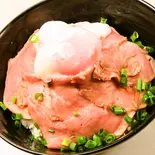 黒毛和牛のローストビーフ丼~温卵のせ~(こなもん 立川店)