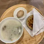 ピータン豚肉のお粥 +牛肉饅頭+茶葉卵 皮蛋瘦肉粥+牛肉饼+ 茶叶蛋（豆早点GINZA）