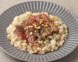 牛ステーキがのったガーリックライス Cut Steak Over Garlic Rice（FLOWS GRILL | BAR 中野）