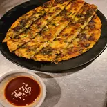 豚とニラのチヂミ（旬鮮たくま）