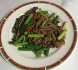 牛肉とにんにくの芽のオイスターソース炒め（台湾伝統料理 秀玉 シュウギョク）