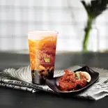 黒糖ロイヤルタピオカミルクティー M+手羽先ピリ辛1本（TOKI SEVEN TEA＆台湾鶏排ジーパイ、自家製からあげ 新小岩店）