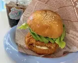 チキンフィレアボカドバーガーセット（Kako’s MALASADA CAFE）